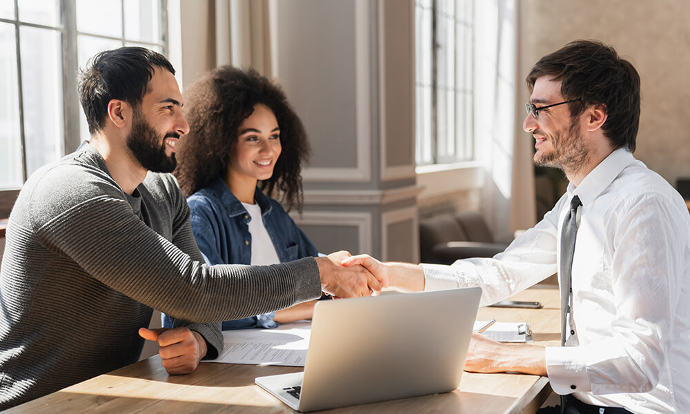 Para rozmawiająca z doradcą przed wyborem kredytu