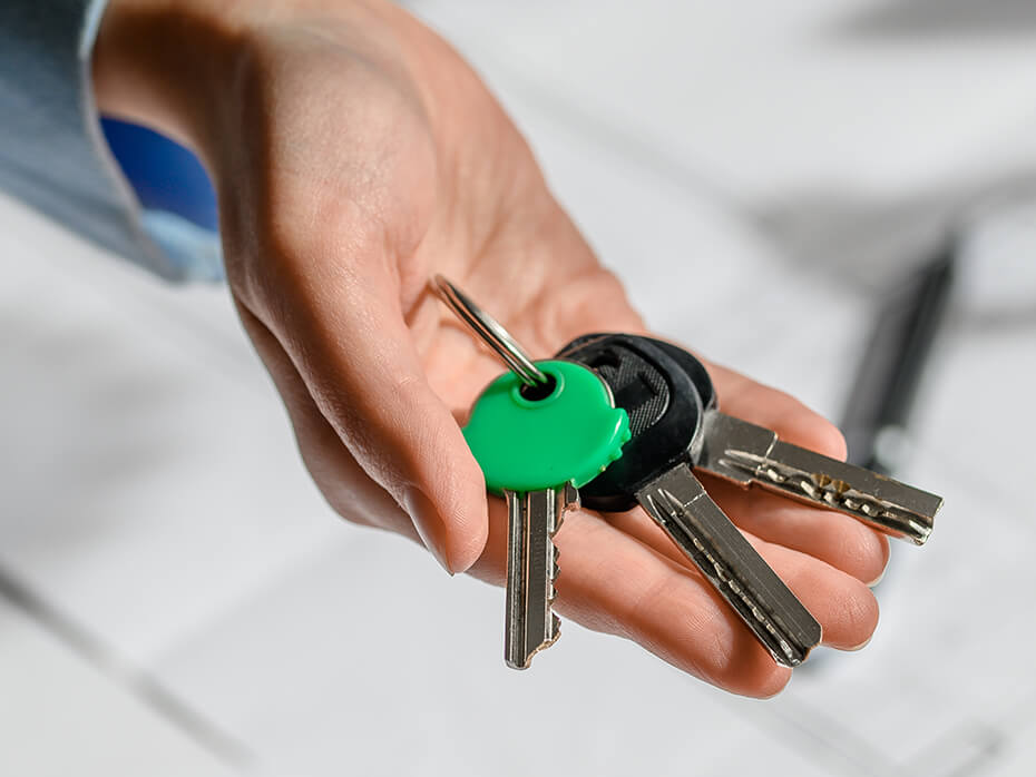 expander-odbior-mieszkania-tytulowa Ręka trzymająca pęk kluczy do mieszkania po odbiorze