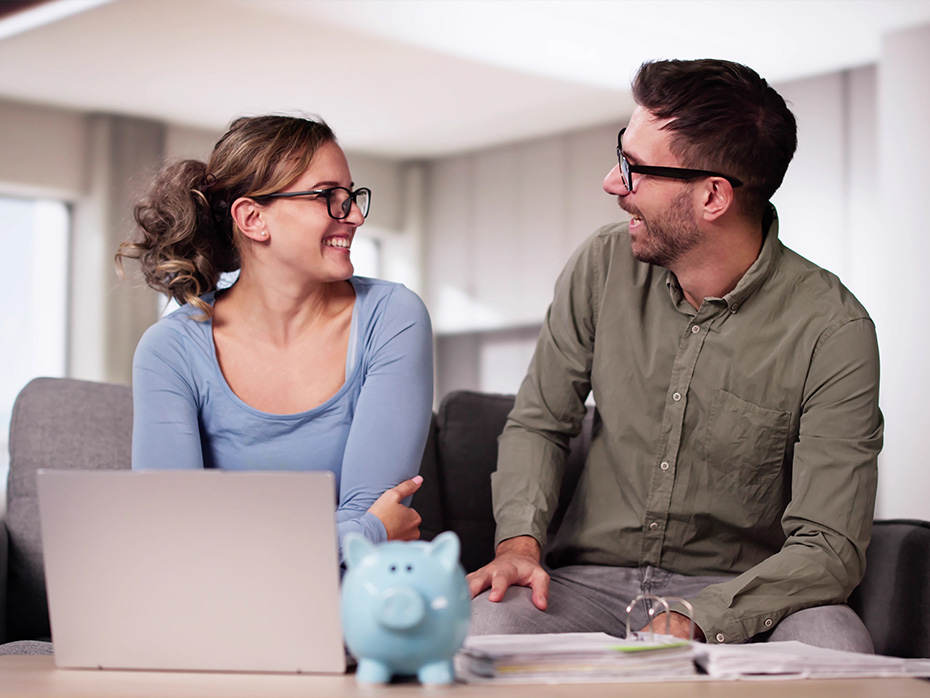 Para rozmawiąjąca o emeryturze