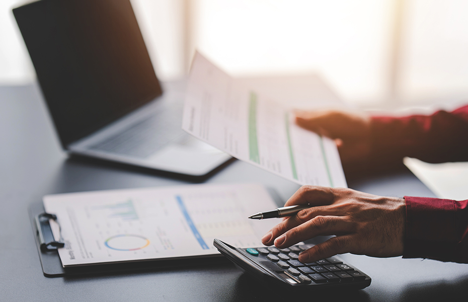 Człowiek planujący emertyturę przy komputerze