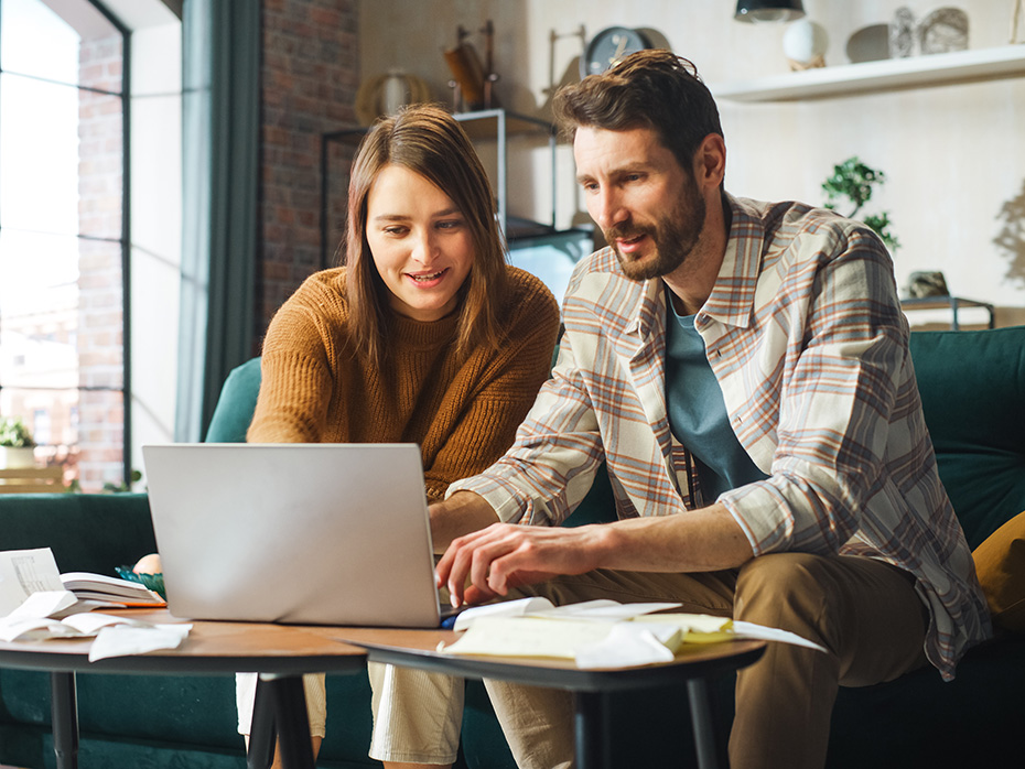 expander-jak-szybko-splacic-kredyt-tytulowa Para przy laptopie zastanawia się jak szybko spłacić kredyt hipoteczny