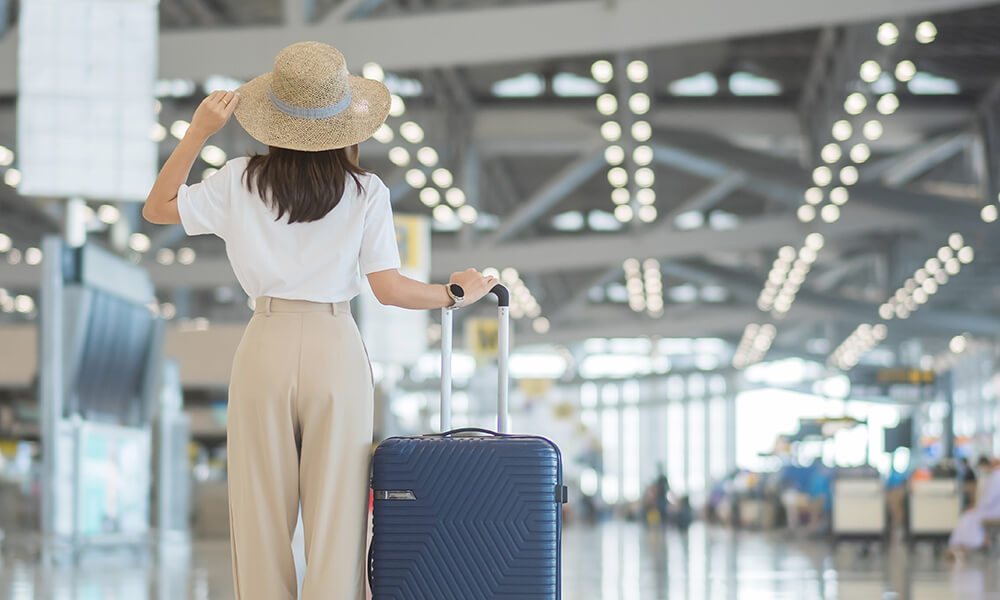Kobieta z walizką na lotnisku