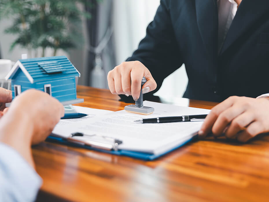 Podpisywanie umowy przedwstępnej - ekspert stempluje dokument