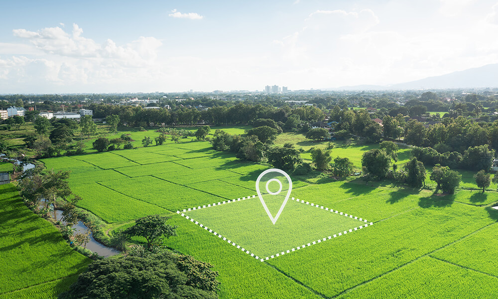 Działka zaznaczona na zdjęciu z drona