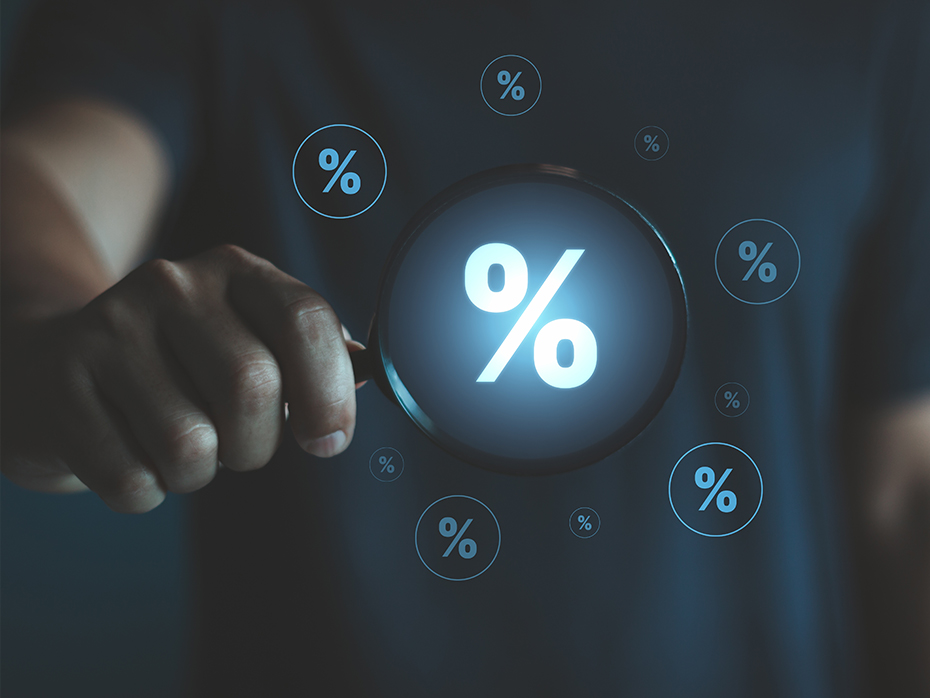 expander-czym-jest-rrso-tytulowa Czym jest RRSO? Mężczyzna trzyma lupę z symbolem procentów