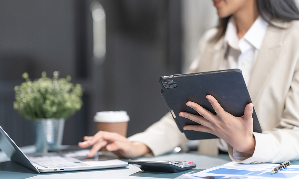 expander-czym-jest-rrso-zdjecie Ekspert kredytowy z laptopem przegląda rrso