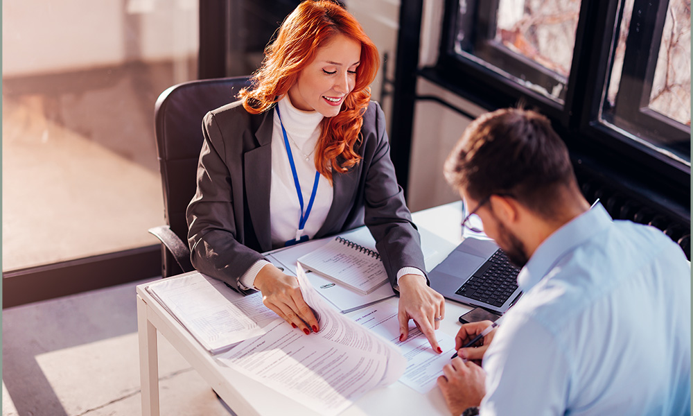 Ekspertka wskazująca list mazalny klientowi