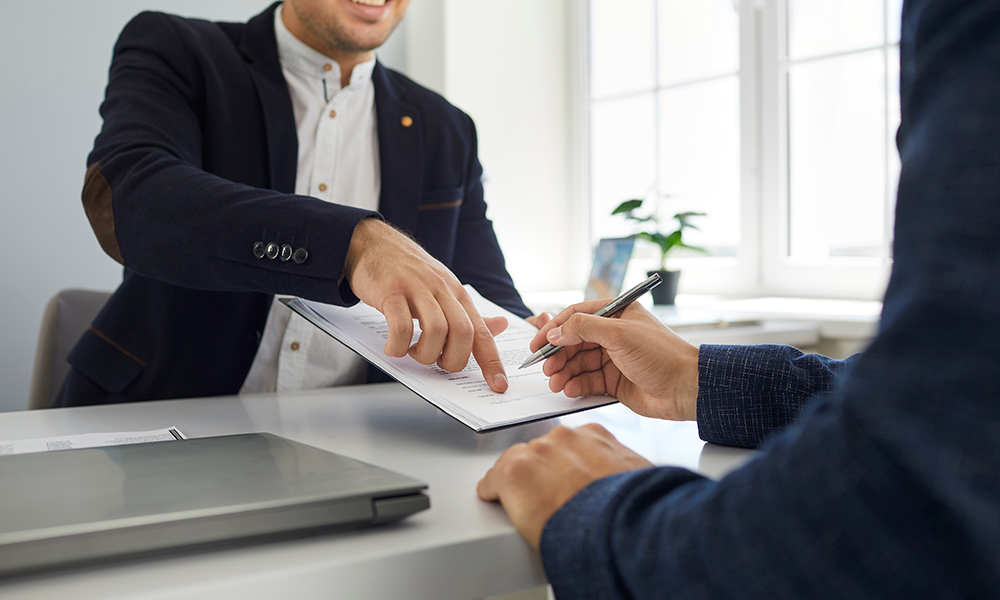 expander-okres-karencji-zdjecie Ekspert wskazuje okres karnencji na dokumencie.